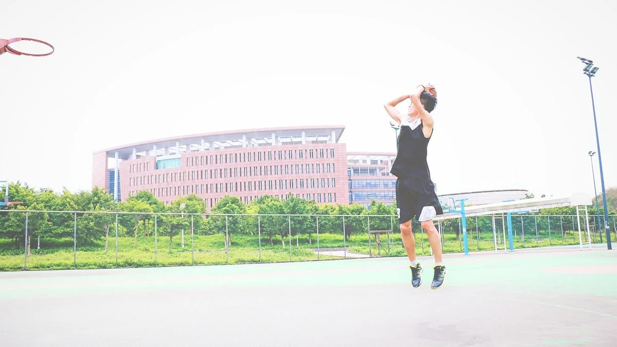 尼克斯名人席潜规则揭秘:主场氛围促战术执行与攻防转换